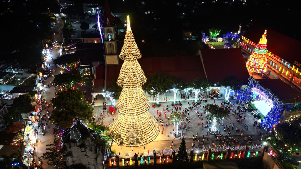 El árbol de Navidad con miles de luces ilumina intensamente todo el recinto. (Fuente: VNA)