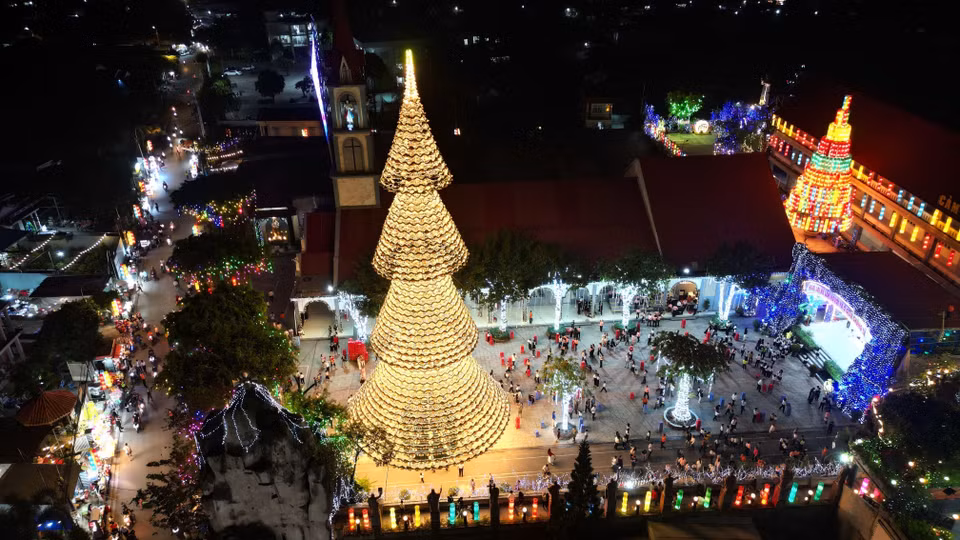 El árbol de Navidad con miles de luces ilumina intensamente todo el recinto. (Fuente: VNA)