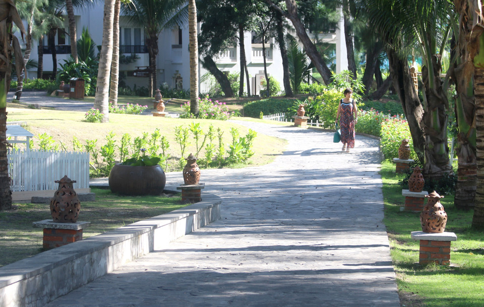 Los senderos del complejo turístico Muine Bay, en el barrio de Mui Ne, provincia de Lam Dong, están decorados con productos de cerámica del grupo étnico Cham. (Fuente: VNA)