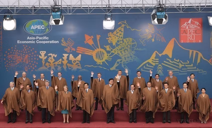 Los líderes que asistieron a la XVI Cumbre de APEC en Lima, Perú (noviembre de 2008), se tomaron una foto en la sesión de clausura. (Fuente: VNA)