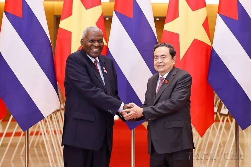 El presidente de la Asamblea Nacional de Vietnam, Tran Thanh Man, presidió la ceremonia de bienvenida y sostuvo conversaciones con su homólogo cubano, Esteban Lazo Hernández, quien se encuentra de visita oficial en el país para copresidir la segunda reunión del Comité de Cooperación Interparlamentaria Vietnam-Cuba (Hanoi, 30 de septiembre de 2025). (Foto: VNA)