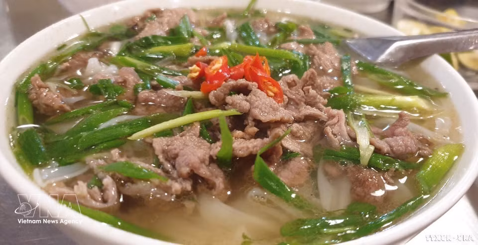 Un plato de pho de carne de res con todos los condimentos. (Fuente: VNA)