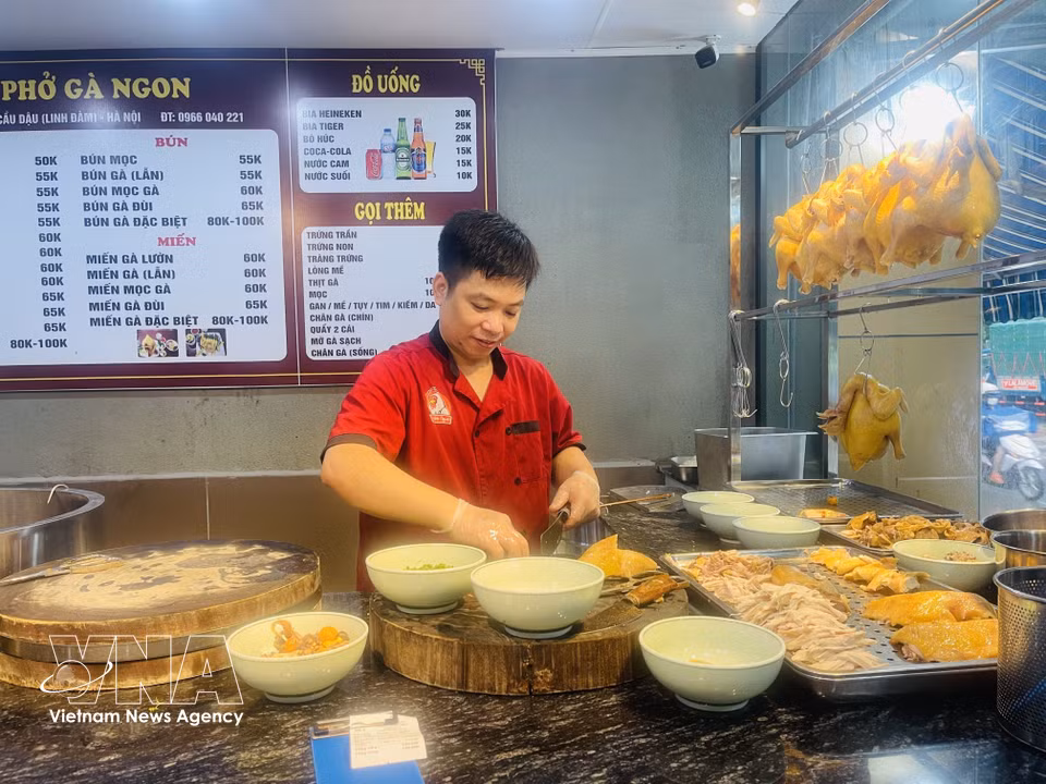 El chef prepara pho de pollo para los clientes en un restaurante en la zona urbana de Linh Dam, Hanoi. (Fuente: VNA)