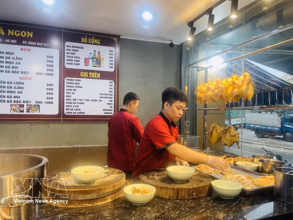 El chef prepara pho de pollo para los clientes en un restaurante en la zona urbana de Linh Dam, Hanoi. (Fuente: VNA)