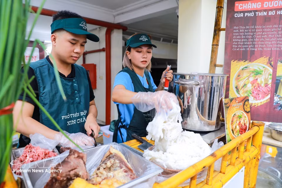 Fundada en 1955, Pho Thin Bo Ho es una de las marcas de pho familiares más antiguas e icónicas de Hanoi, famosa por su sabor tradicional, su caldo claro y su sabor dulce proveniente de los huesos cocidos a fuego lento. (Fuente: VNA)