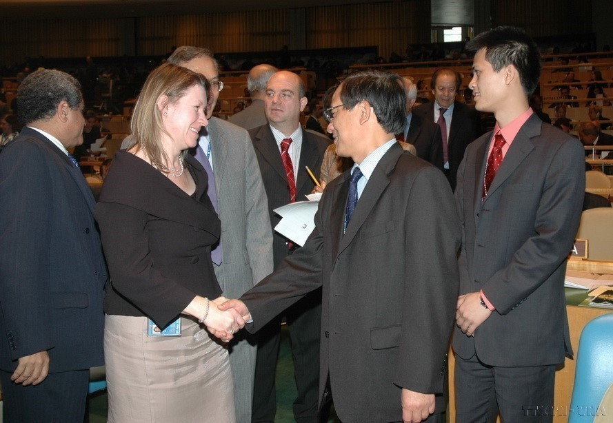 Desde 2011 hasta la fecha, la diplomacia ha trabajado por llevar las relaciones exteriores de Vietnam hacia la integración internacional plena, demostrando su papel como miembro responsable de la comunidad internacional. En la foto: Representantes de diversos países felicitaron a la delegación vietnamita tras el anuncio de los resultados del apoyo a Vietnam para convertirse en miembro no permanente del Consejo de Seguridad de las Naciones Unidas en el período 2008-2009 en la sesión de la Asamblea General de la ONU, el 16 de octubre de 2007. (Fuente: VNA)