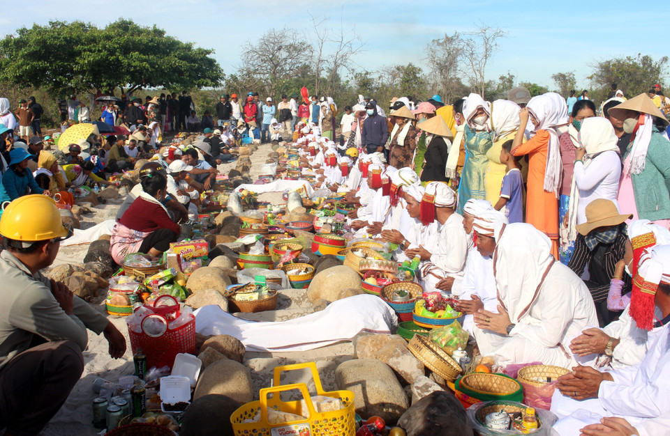 La ceremonia de limpieza de tumbas durante el Festival de Ramuwan es una característica única en la vida religiosa del pueblo Cham, que atrae a muchos científicos y turistas para aprender y explorar. (Fuente: VNA)