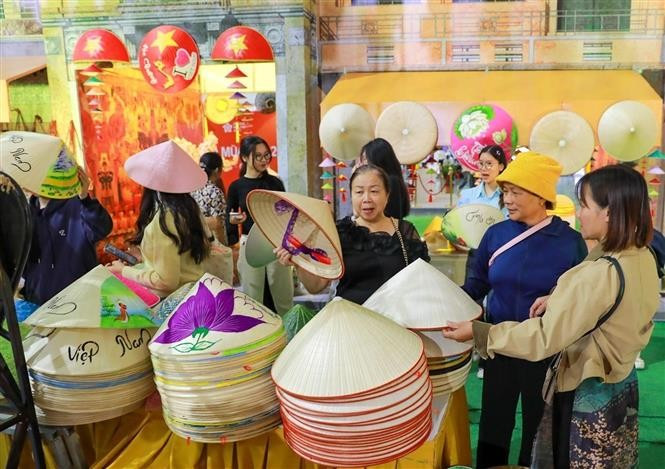 Área de la aldea de sombreros cónicos Chuong en el espacio "Quintaesencia del Otoño de Hanoi". (Fuente: VNA)