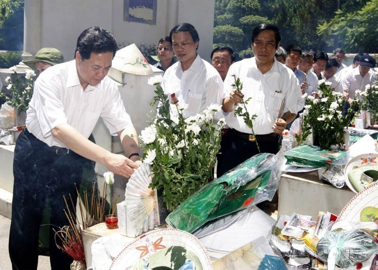 El primer ministro Nguyen Tan Dung y una delegación gubernamental ofrecieron incienso en conmemoración a las jóvenes voluntarias en la Zona de Reliquia Nacional Especial de la encrucijada de Dong Loc, Ha Tinh (2010). (Fuente: VNA)
