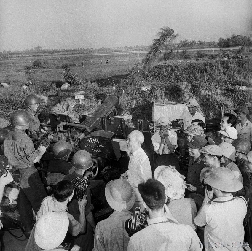 El Presidente Ho Chi Minh visitó a las tropas de artillería antiaérea que protegían la capital (25 de septiembre de 1966). (Fuente: VNA)