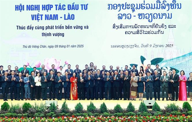 El primer ministro de Vietnam, Pham Minh Chinh, y su homólogo laosiano, Sonexay Siphandone, junto con los representantes de las empresas de ambos países (Foto: VNA) vna-potal-thu-tuong-pham-minh-chinh-va-thu-tuong-sonexay-siphandone-dong-chu-tri-hoi-nghi-hop-tac-dau-tu-viet-nam-lao-2025-7798891.jpg