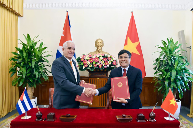 El viceministro permanente de Relaciones Exteriores de Vietnam, Nguyen Minh Vu (derecha), y el viceministro primero de Relaciones Exteriores de Cuba, Gerardo Peñalver Portal (Foto: Ministerio de Relaciones Exteriores de Vietnam) anh-tkct-5.jpg
