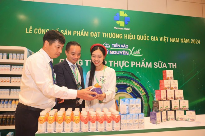 Los productos del grupo TH que reciben el reconocimiento de Marca Nacional han ganado muchos otros premios internacionales prestigiosos, destacándose en eventos como World Food Moscow, ASEAN Best Food Product 2015, Gulfood Dubai 2016, Stevie Awards 2018 y China-ASEAN Expo 2024 (Foto: Vietnam+) th4-3294.jpg