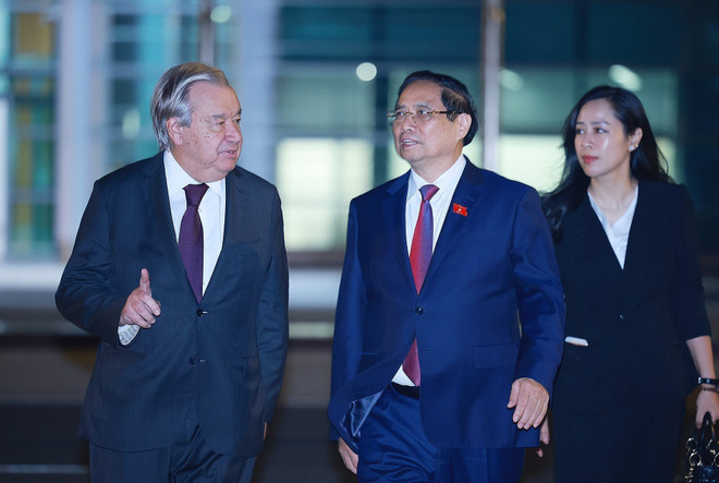 El primer ministro de Vietnam, Pham Minh Chinh, y el secretario general de la ONU, António Guterres (Foto: VNA) vna-potal-thu-tuong-va-tong-thu-ky-lien-hop-quoc-cung-len-duong-tham-du-hoi-nghi-cap-cao-asean-lan-thu-47-8363519.jpg
