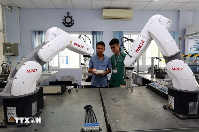 Estudiantes practican la programación y el manejo de robots en el Centro de Formación del Parque de Alta Tecnología de Ciudad Ho Chi Minh. (Foto: VNA) robot.jpg
