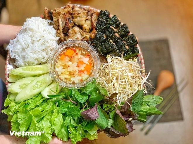 Bun Cha, uno de los muchos platos deliciosos típicos de Hanoi que atrae a comensales nacionales y extranjeros (Foto: VNA) buncha-7367.jpg