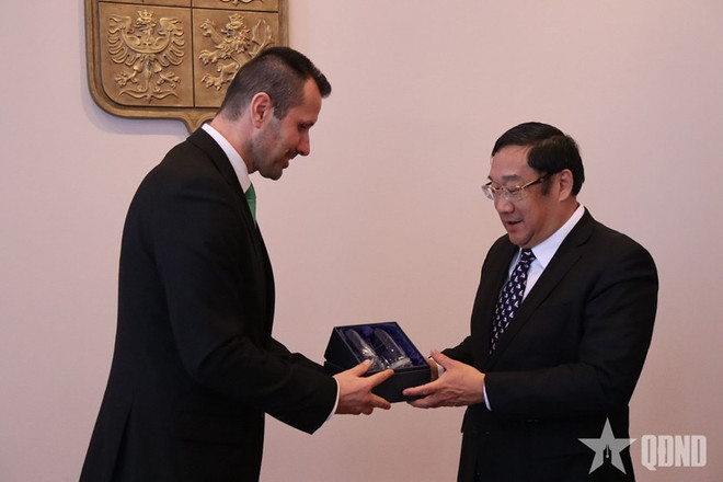 El viceministro de Defensa, coronel general Pham Hoai Nam (derecha), y su homólogo checo, Daniel Blazkovec, intercambian un recuerdo. (Foto: qdnd.vn) czech-2.jpg