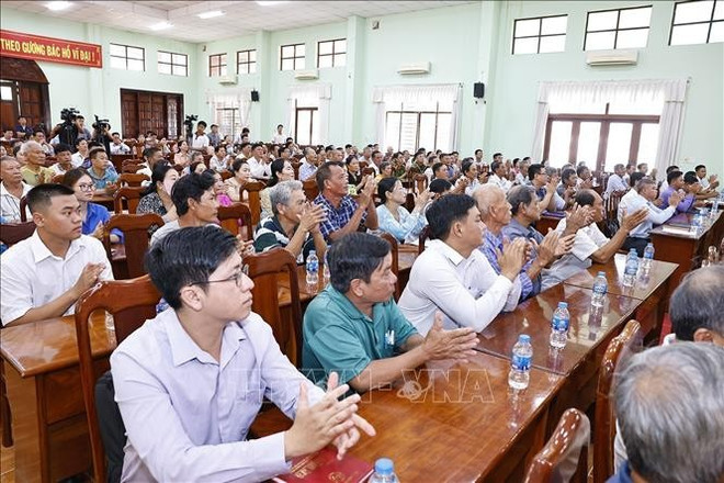 Los votantes muestran su satisfacción con los resultados de el noveno periodo de sesiones de la Asamblea Nacional de la XV Legislatura. (Foto: VNA) hinh-anh-12.jpg
