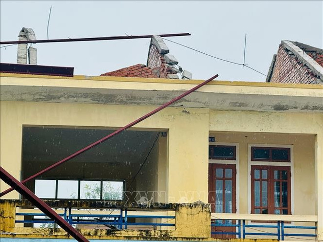 Una escuela en Ha Tinh fue dañada por el tifón Bualoi. (Foto: VNA) truong-hoc.jpg