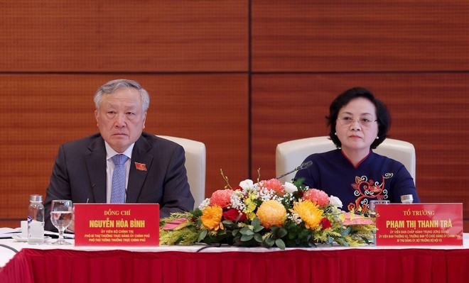 El viceprimer ministro Nguyen Hoa Binh (izquierda) participa en la cita (Foto: VNA) first-party-congress-of-government-2.jpg