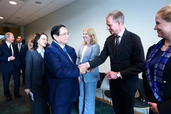 El primer ministro vietnamita, Pham Minh Chinh, saluda a los representantes de las empresas suecas (Foto: VNA) vna-potal-thu-tuong-lam-viec-voi-mot-so-tap-doan-hang-dau-thuy-dien-8087766.jpg