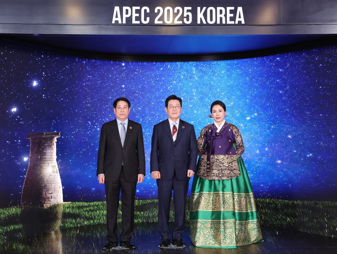 El presidente de Vietnam, Luong Cuong, junto con su homólogo de Corea del Sur, Lee Jae Myung, y su esposa (Foto: VNA) vna-potal-chu-tich-nuoc-du-chieu-dai-chao-mung-lanh-dao-cac-nen-kinh-te-apec-8378506.jpg