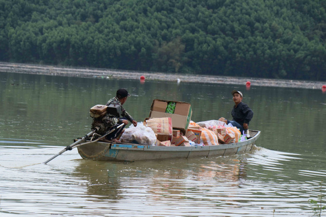 Las fuerzas funcionales utilizan lanchas motoras para transportar alimentos a las personas residentes en zonas aún aisladas por las inundaciones (Foto: VNA) vna-potal-luc-luong-vu-trang-tp-da-nang-van-chuyen-luong-thuc-tiep-te-cho-cac-ho-dan-bi-co-lap-8377862.jpg