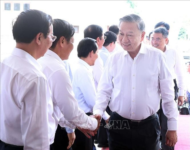 El secretario general del Partido Comunista de Vietnam, To Lam, saluda a los delegados (Foto: VNA) hinh-anh-9.jpg