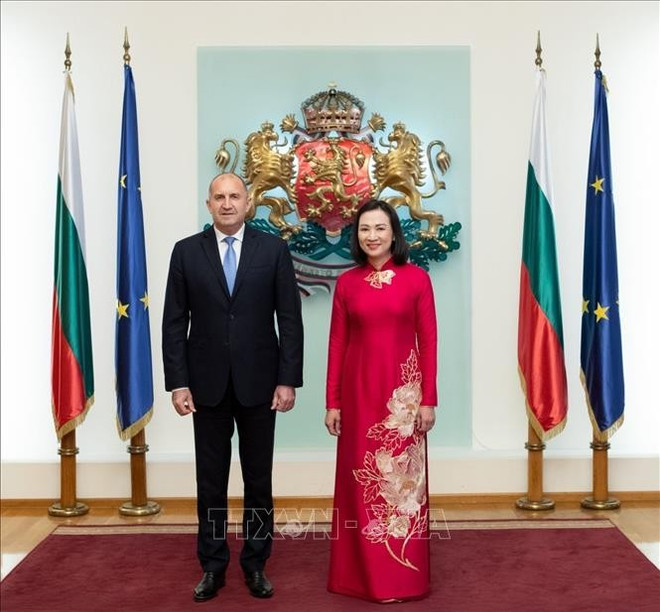 El presidente búlgaro, Rumen Radev, y la embajadora vietnamita, Nguyen Thi Minh Nguyet. (Foto: VNA) hinh-anh-11.jpg