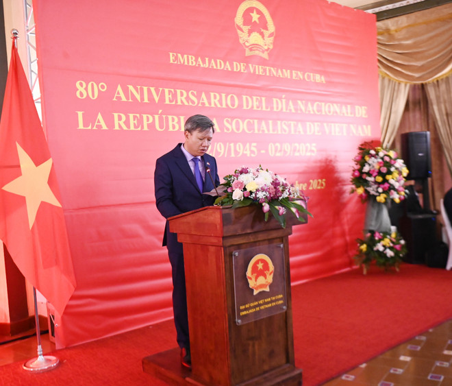 El embajador vietnamita en Cuba, Le Quang Long, interviene en el evento (Foto: VNA) vna-potal-ky-niem-80-nam-quoc-khanh-viet-nam-tai-cuba-ban-be-quoc-te-nguong-mo-nhung-thanh-tuu-cua-viet-nam-8279873.jpg