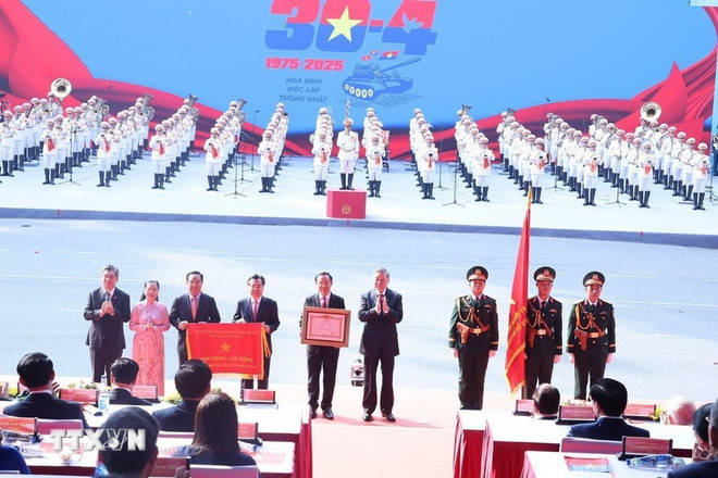 El secretario general del Partido Comunista de Vietnam, To Lam, entrega la Orden del Trabajo a Ciudad Ho Chi Minh (Foto: VNA) tong-bi-thu-to-lam-trao-huan-chuong-lao-dong-tphcm-4.jpg