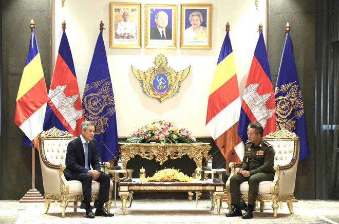 El embajador de Vietnam en Camboya, Nguyen Minh Vu (izquierda), se reúne con el vicepremier y ministro de Defensa Nacional de Camboya, general Tea Seiha. (Foto: VNA) vna-potal-dai-su-viet-nam-nguyen-minh-vu-chao-xa-giao-lanh-dao-cap-cao-campuchia-7919878-1.jpg
