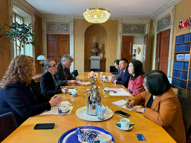 La vicecanciller Le Thi Thu Hang reafirmó la importancia concedida por Vietnam a la consolidación y el desarrollo de las relaciones de amistad y cooperación integral con Suecia (Foto: baoquocte.vn) thu-truong-ngoai-giao-le-thi-thu-hang-tham-va-lam-viec-tai-thuy-dien-20250522071002.jpg