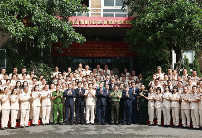 El secretario general del Partido Comunista de Vietnam, To Lam, y los delegados (Foto: VNA) vna-potal-tong-bi-thu-to-lam-tham-lam-viec-voi-cuc-canh-sat-hinh-su-bo-cong-an-8198717.jpg