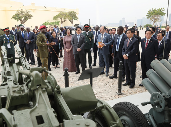 El presidente Luong Cuong, su esposa y la delegación de alto nivel de Vietnam visitan el Museo de Historia Militar de Angola (Foto: VNA) vna-potal-chu-tich-nuoc-luong-cuong-tham-bao-tang-lich-su-quan-doi-angola-8198877.jpg