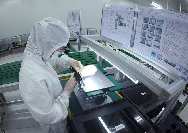 Ensamblaje de portátiles en la fábrica de Heesung Electronics Vietnam, en el Parque Industrial Trang Due, Hai Phong. (Foto: VNA) vna-potal-hai-phong-cong-ty-heesung-electronics-viet-nam-xuat-khau-25-trieu-san-pham-linh-kien-dien-tu-cong-nghe-cao-8121351.jpg
