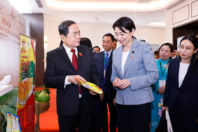 El presidente de la Asamblea Nacional de Vietnam, Tran Thanh Man, y la presidenta de la Alianza Parlamentaria de Amistad Japón-Vietnam, Obuchi Yuko, visitan una exposición en la cita (Foto: VNA) vna-potal-chu-tich-quoc-hoi-du-phien-khai-mac-xuc-tien-dau-tu-gap-go-nhat-ban-khu-vuc-dong-bang-song-cuu-long-8198601.jpg