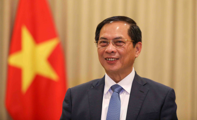 El viceprimer ministro y canciller de Vietnam, Bui Thanh Son (Foto: VNA) vna-potal-pho-thu-tuong-bui-thanh-son-tra-loi-ve-chuyen-tham-3-nuoc-trung-dong-cua-thu-tuong-pham-minh-chinh-7683250.jpg