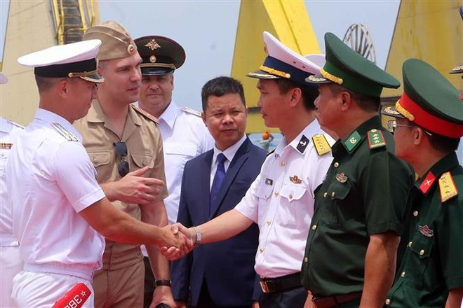 Acto de bienvenida al escuadrón (Foto: VNA) vna-potal-doi-tau-hai-quan-nga-tham-xa-giao-thanh-pho-da-nang-8024011.jpg
