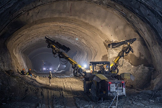 El grupo Deo Ca se encarga de un proyecto de túnel en la autopista Norte-Sur. (Foto: Vietnam+) ham-duong-bo.jpg