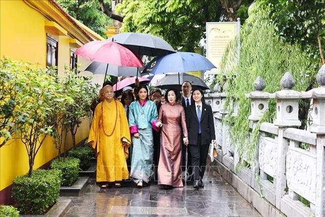 La reina butanesa Jetsun Pema Wangchuck y Nguyen Thi Minh Nguyet, esposa del presidente vietnamita, Luong Cuong, visitan la Pagoda Tran Quoc en Hanoi (Foto: VNA) phu-nhan-chu-tich-nuoc-1a.jpg