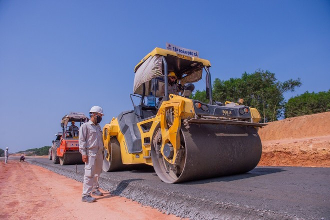 Los contratistas apresuran la construcción de proyectos de transporte claves para garantizar su progreso. (Foto: Vietnam+) thi-cong-nen-duong-cao-toc.jpg