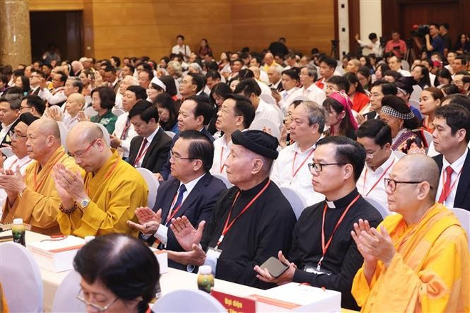Delegados participantes en la cita (Foto: VNA) vna-potal-chu-tich-nuoc-va-thu-tuong-gap-mat-dai-bieu-tieu-bieu-cac-tang-lop-nhan-dan-tham-du-dai-le-2-9-8230709.jpg
