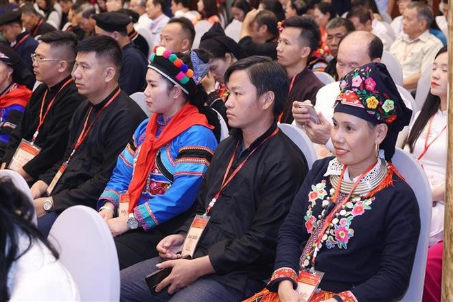 Representantes de todos los estratos populares asisten al evento (Foto: VNA) vna-potal-chu-tich-nuoc-va-thu-tuong-gap-mat-dai-bieu-tieu-bieu-cac-tang-lop-nhan-dan-tham-du-dai-le-2-9-8230710.jpg