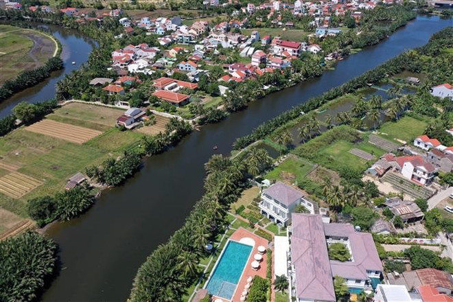 Canales y arroyos con cocoteros creciendo en ambas orillas recorren áreas residenciales. (Foto: VNA) vna-potal-lang-cam-thanh-nam-trong-top-50-lang-dep-nhat-the-gioi-8325882.jpg