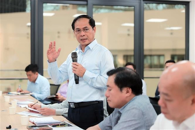 El viceprimer ministro vietnamita Bui Thanh Son traza orientaciones para garantizar la organización de la feria (Foto: VNA) vna-potal-pho-thu-tuong-bui-thanh-son-nghe-bao-cao-va-chi-dao-tien-do-hoi-cho-mua-thu-2025-8325753.jpg