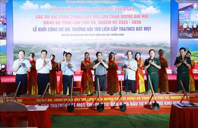 En la ceremonia de colocación de la primera piedra para la construcción de la escuela (Foto: VNA) thu-tuong-ban-mot3.jpg