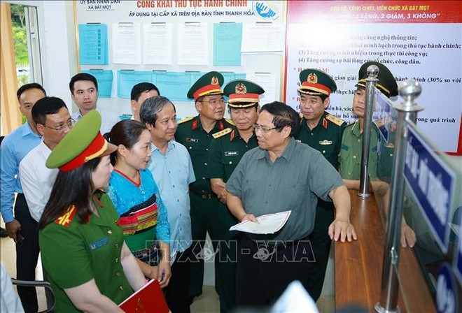 El primer ministro de Vietnam, Pham Minh Chinh, inspecciona el trabajo en el centro de servicios administrativos públicos de la comuna de Bat Mot, provincia de Thanh Hoa. (Foto: VNA) thu-tuong1.jpg