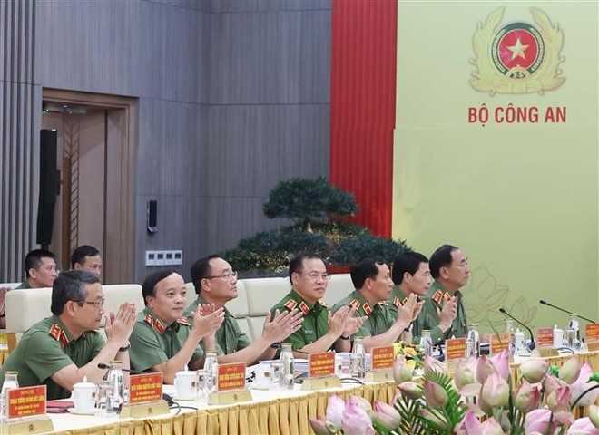 Delegados participantes en la conferencia (Foto: VNA) vna-potal-hoi-nghi-dang-uy-cong-an-trung-uong-6-thang-dau-nam-2025-8101774.jpg
