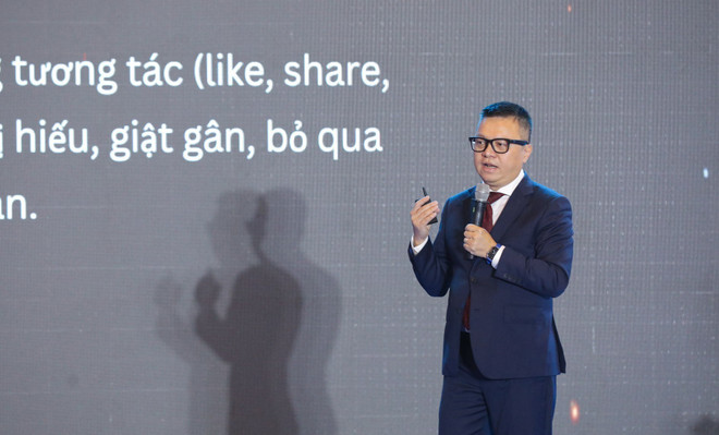 Le Quoc Minh, vicepresidente de la Comisión de Propaganda y Movilización del Comité Central del Partido Comunista, redactor jefe del periódico Nhan Dan (Pueblo) y presidente de la Asociación de Periodistas de Vietnam, interviene en la sesión (Foto: VNA) vna-potal-khai-mac-dien-dan-bao-chi-toan-quoc-lan-thu-2-8101389.jpg